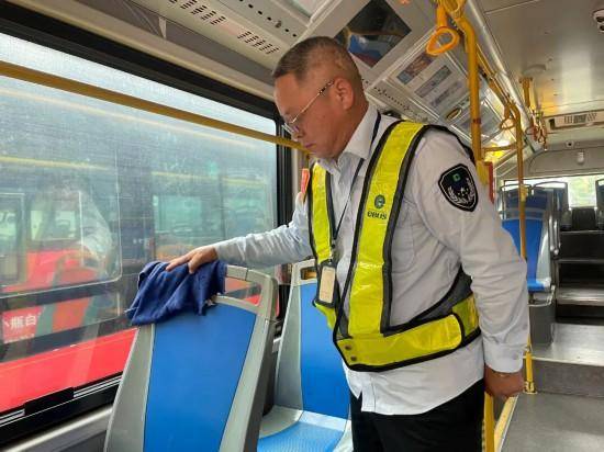 “深圳公交放慢车速等奔跑母子”全网刷屏<strong></p>
<p>奥马电器股票</strong>，司机找到了