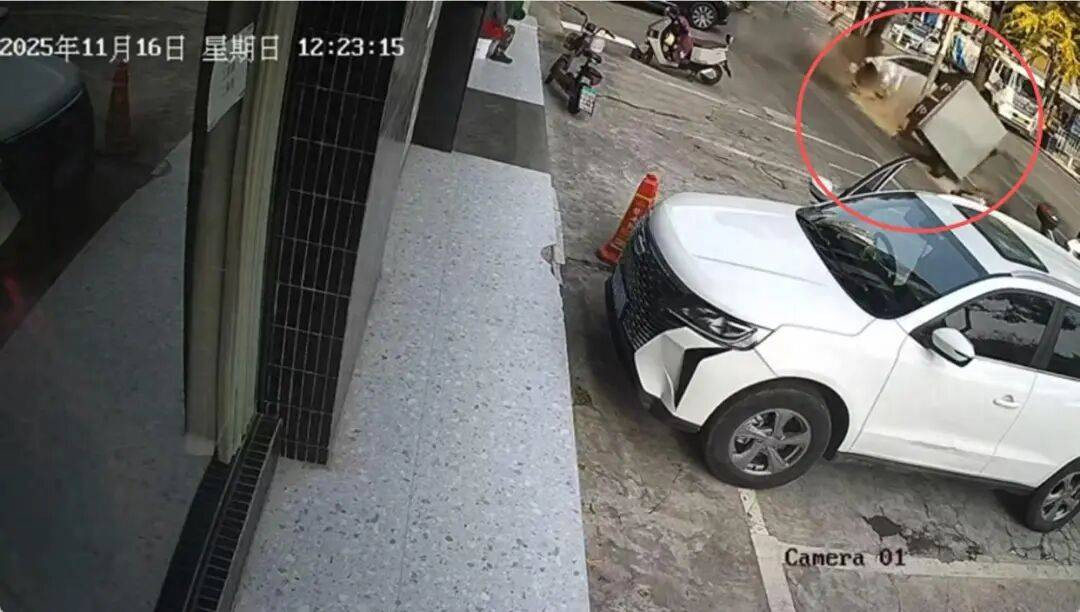 湖北一轿车疑似超速撞倒电箱撞断树<strong></p>
<p>山西焦化股票</strong>，市民：发动机都甩出来了；交警：有人受伤