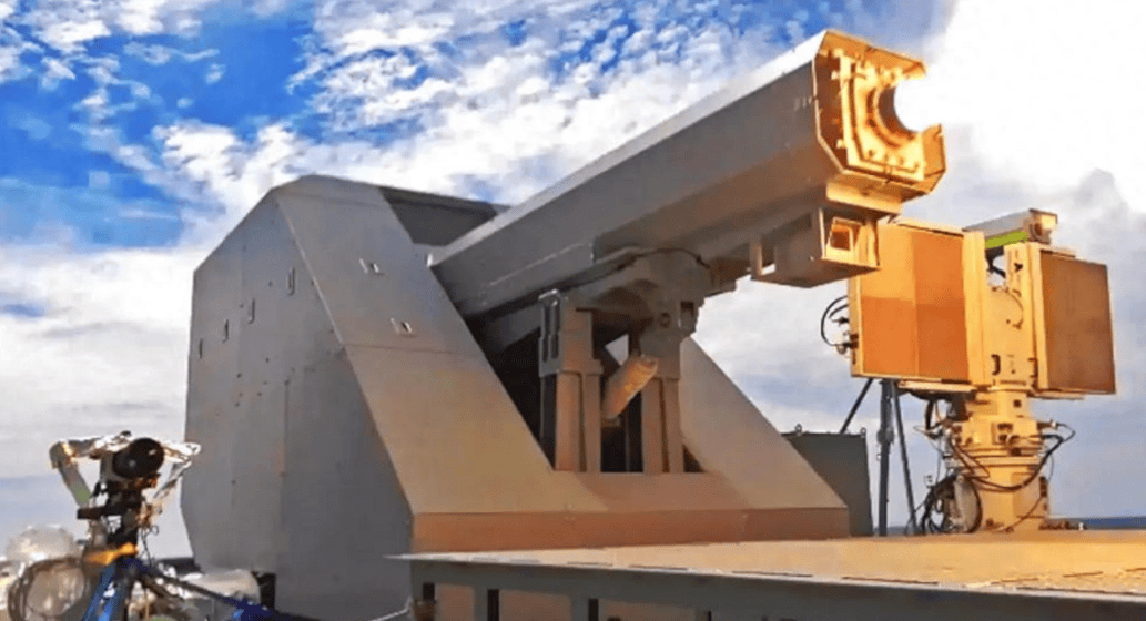 中日军方隔空对阵，日本电磁炮上场，解放军落弹区扩大，美军看清形式赶紧溜了