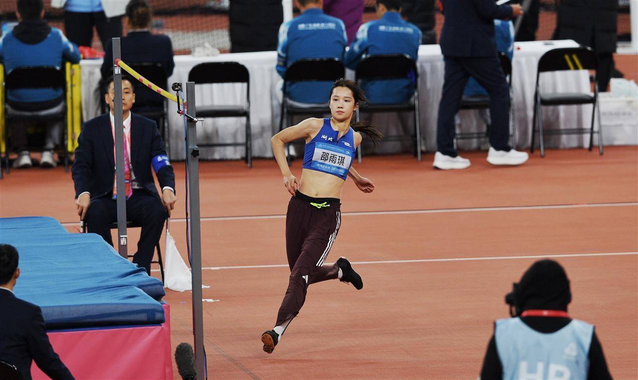 清华学霸<strong></p>
<p>环旭电子股票</strong>，一跃登顶！湖北选手邵雨琪摘得全运会女子跳高金牌